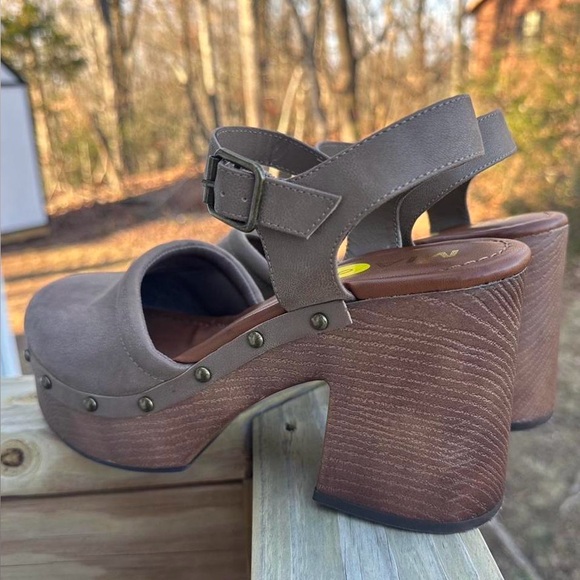 Brown Mia platform clogs - Picture 2 of 8